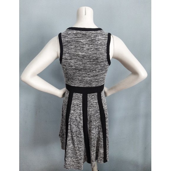 Monteau dress with symmetrical lines - Picture 3 of 4